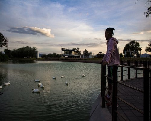 Persona descansando en un parque de la ciudad
